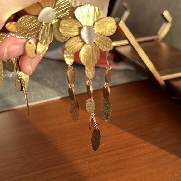 NWT Anthropologie Gold Flower Earrings! - Picture 5 of 6